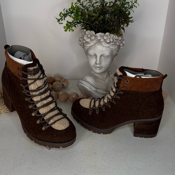 Korks Elin High Pile Fleece Lug Sole Bootie sz 8 - Picture 3 of 11